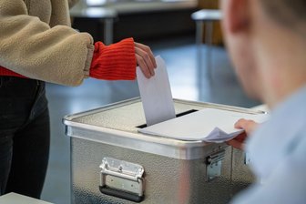 Chemnitz wählt kommendes Jahr neuen OB: Die Kandidatensuche beginnt - Im kommenden Jahr wählen die Chemnitzer ein neues Stadtoberhaupt. Die Diskussionen darüber, wer für welche Partei antritt, haben begonnen.