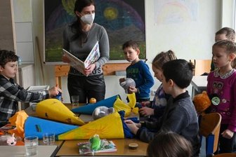 Chemnitz wartet auf ukrainische Flüchtlinge - Zwei Klassen mit ukrainischen Kindern lernen seit Montag in der Gruuna-Schule an der Saydaer Straße. Sie werden unter anderem von der ebenfalls geflüchteten Lehrerin Jana Efimenko unterrichtet.
