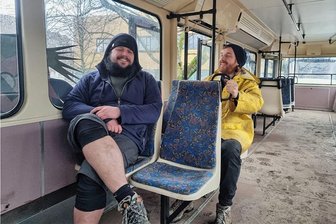 Chemnitz: Warum am Subbotnik jetzt eine Straßenbahn im Garten steht - Mario Thomas (l.) und Tobias Göthert in der Tatrabahn. In den kommenden Wochen soll der Ausbau beginnen. Ein Waggon wird zum Backstage-Bereich, der andere soll für Veranstaltungen genutzt werden.
