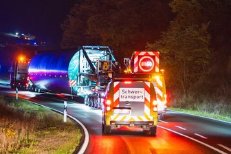 Chemnitz: Warum die Neefestraße für eine Nacht komplett dicht ist - Schwerlasttransporte für Windkraftanlagen rollen immer wieder durch die Region. Hier im Herbst 2024 in Mittelsachsen.