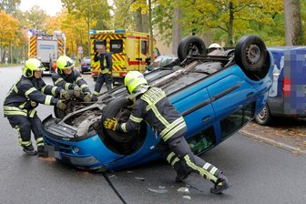 Chemnitz: Was vor dem Unfall mit Polizeiauto passierte - Vor dem Crash mit dem Polizeiwagen hatte sich eine Renault-Fahrerin überschlagen.