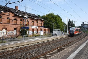 Chemnitz: Was wird aus der Bahnhofsruine Hilbersdorf? - Züge halten in Hilbersdorf, das frühere Bahnhofsgebäude ist eine Ruine.
