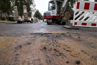 Chemnitz: Wasserrohrbruch auf dem Kaßberg - Die Bewohner erhalten Trinkwasser aus einem Tankfahrzeug.
