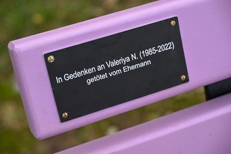 Chemnitz: Wenn Frauen Schutz suchen und selbst ein Frauenhaus das Schlimmste nicht verhindern kann - 2022 wurde Valeriya N. auf offener Straße erschossen. Die zweite Bank erinnert an sie.