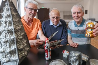 Chemnitz: Wer hat die Milchschokolade erfunden? Nicht die Schweizer! - Karl-Heinz Kunert, Jürgen Rieß und Uwe Hessel (von links) vom Verein Wimad übergeben dem Industriemuseum Schokoladenformen.