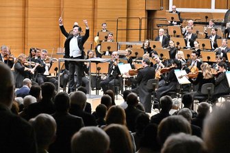 Chemnitz: Wie ein Orchester die Herzen im ganzen Saal erreicht - Benjamin Reiners dirigiert den ganzen Saal: Für die Zugabe sorgte das Publikum mit dem Gesang des Weihnachtsklassikers „Oh, du fröhliche“ und Orchesterbegleitung selbst.
