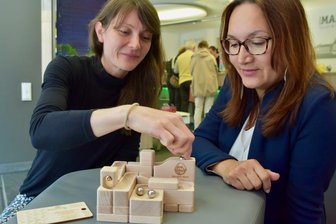 Chemnitz: Wie Karl Marx jetzt zum Murmeln einlädt - Josephine Leistner (li.) vom „Baumkinder"-Team mit Marika Fischer, Geschäftsführerin des Tourismusverbandes Chemnitz-Zwickau-Region, und der neuen Murmelbahn.