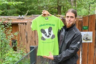 Chemnitz: Wildgatterfest am Wochenende in Oberrabenstein - Mathias Wagner, Bereichsleiter im Wildgatter, mit dem Frechdachs-T-Shirt, das zum Wildgatterfest angeboten wird.