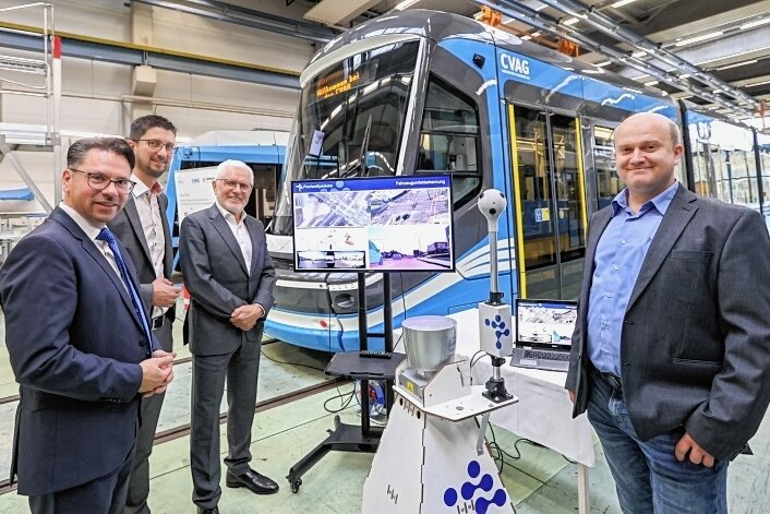 Chemnitz will bis 2025 erste autonome Straßenbahn testen - Erstes Fachsimpeln an Bahn und Sensortechnik: David Joram (CVAG), Dr. Andreas Mösenbacher (IABG), Volkmar Vogel (Hörmann Vehicle Engineering) und Axel Pätzold (Fusion Systems, von links). 