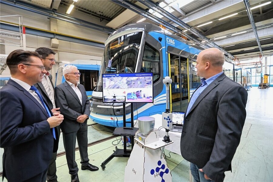 Chemnitz will erste autonome Straßenbahn aufs Gleis schicken - Am Freitag wurde das Forschungsprojekt "SmarTram" im Betriebshof der Chemnitzer Verkehrs-AG in Chemnitz offiziell gestartet. 