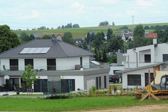 Chemnitz will Hausbau am Stadtrand erleichtern - Kurz hinter der Stadtgrenze, wie hier in Neukirchen, entstanden in den vergangenen Jahren große Eigenheimsiedlungen. Künftig soll Bauen auch am Rande von Chemnitz wieder einfacher werden. 