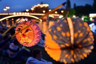 Chemnitz will mit Lampionumzug Zeichen für Menschlichkeit setzen -