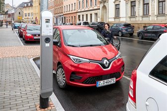 Chemnitz will von Kirchberg lernen: Pilotprojekt Lade-Laternen soll in Chemnitz Schule machen - Bürgermeisterin Dorothee Obst testet das Laden eines Elektroautos an einer der drei Lade-Laternen in der Bahnhofstraße. Im April war die Ladeinfrastruktur in Betrieb genommen. In Sachsen war Kirchberg damit Vorreiter.