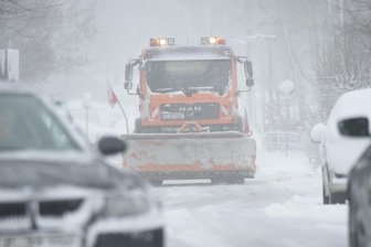 Chemnitz will Winterdienst deutlich ausdünnen - In Chemnitz ist der Winterdienst bei Schneefall und Glätte schon jetzt vor allem auf großen und wichtigen Straßen unterwegs. Straßen in Wohngebieten sind, wenn überhaupt, erst danach dran. Nun gibt es Überlegungen zu weiteren Einschnitten.