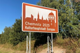 Chemnitz wirbt mit neuen Autobahnschildern für die Kulturhauptstadt - Chemnitz wirbt mit neuen Schildern an der Autobahn. Dieses an der A 4 zeigt den Roten Turm.