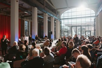 Chemnitz: Wird in der Hartmannfabrik 2026 Theater gespielt? - Aktuell das Besucherzentrum von Chemnitz 2025: der Saal der Hartmannfabrik. Hier bei einem Podium am Eröffnungswochenende im Januar.