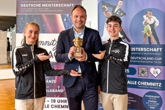 Chemnitz wird in wenigen Tagen zur Bühne für deutsche Spitzentänzer - Das Nachwuchstanzpaar Melina und Tim Kramer präsentiert mit Schirmherr Alexander Dierks den Siegerpokal.