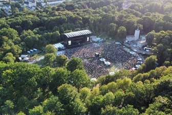 Chemnitz wird zu „Mein Block“: 12.000 Fans rappen mit Sido - Rund 20.000 Personen hätten auf der Küchwaldwiese Platz, mehr als 12.000 kamen zu Sido am Sonntag.