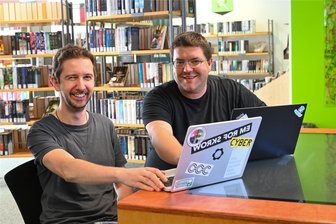 Chemnitz: Wo kommt man in der City kostenfrei ins Internet? - Oliver Lorenz und Steffen Förster (von links) von Freifunk Chemnitz bieten im Biblab der Stadtbibliothek Beratungen an.