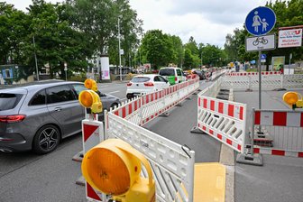 Chemnitz: Wochenlange Behinderungen für den Verkehr auf der Leipziger Straße - Weniger Platz auf der Leipziger Straße. Der Verkehr rollt einspurig.