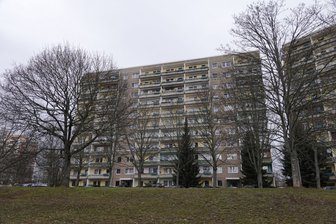 Chemnitz: Wohnungen unter Wasser - In diesem Wohnblock wurden Ventile geöffnet und Wohnungen geflutet.
