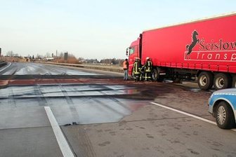 Ein Laster, der am Morgen über ein Werkzeug gefahren war und sich dabei den Tank aufgerissen hatte, sorgte am Montag für einen kilometerlangen Stau auf der A4..