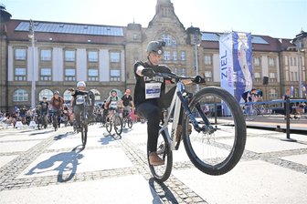 Chemnitz zeigt sich von seiner sportlichen Seite - Mountainbike-Profi Lukas Knopf beim Start seiner City-Tour 2023 mit jungen BMX- und Dirtbike-Fahrern.