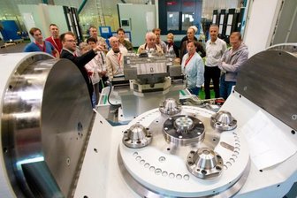 Chemnitz zeigt Technik, die begeistert - Sebastian Höbler führt die erste Gruppe während der "Spätschicht" durch die Montagehallen.