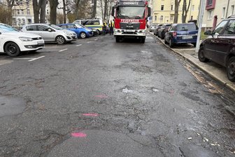 Chemnitz: Zustell-Fahrzeug erfasst beim Rückwärtsfahren Fußgängerin - Der Unfall ereignete sich auf der Senefelderstraße.