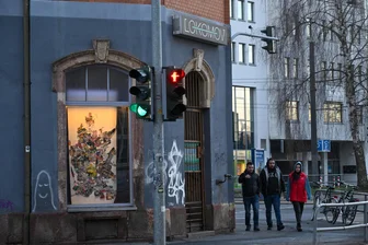 Chemnitz: Zwei Schaufenster zur Kunst am Sonnenberg - Im Fenster des Lokomov ist eine große Collage zu sehen.
