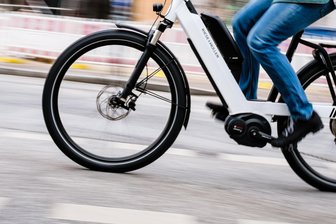 Chemnitz: Zwei Schwarzfahrer mit geklauten E-Bikes erwischt - Zwei junge Männer ohne Ticket in der Bahn und zusätzlich mit zwei E-Bikes, deren Besitz sie nicht nachweisen konnten.
