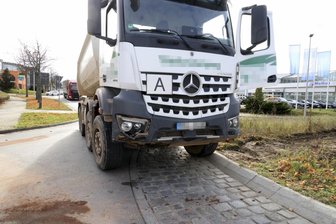 Chemnitz: Zwei Unfälle mit Lkw zur gleichen Zeit - Auf der Werner-Seelenbinder-Straße stieß in einem Kreisverkehr ein Opel mit einem Lkw zusammen.