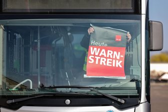 Chemnitz, Zwickau, Dresden, Leipzig: Hier steht am Montag der Nahverkehr still - Am Montag müssen Fahrgäste und Schüler auch in vier sächsischen Städten damit rechnen, dass kein Bus und keine Straßenbahnen fahren.