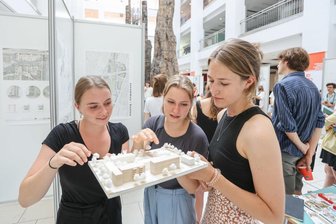 Chemnitz zwischen Schloßteich und Brühl: Studenten zeigen Entwürfe im Tietz - Lotte Piening, Sarah Kastner und Annika Eckart (v. l.), Studentinnen der Bauhaus-Universität Weimar, bei der Ausstellungseröffnung im Tietz.