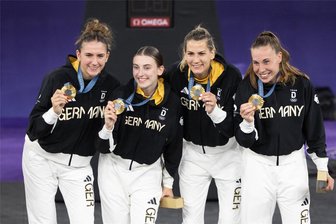 Chemnitzer 3x3-Basketball-Trainer Torsten Loibl zum Olympiasieg der deutschen Frauen: „Das ist nicht zu fassen“ - Marie Reichert, Elisa Mevius, Sonja Greinacher und Svenja Brunckhorst (von links) haben bei den Olympischen Spielen in Paris sensationell Gold gewonnen.