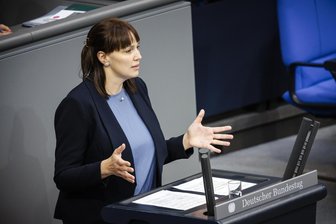 Chemnitzer Abgeordnete stimmt Rentenpaket zu und kritisiert es zugleich - Nora Seitz sprach am Freitag, kurz nach der Debatte um das Rentenpaket, zu den Arbeitsbedingungen von Paketzustellern im Bundestag.