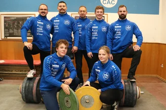 Chemnitzer AC will nach Hannover fahren - Die Athleten des Chemnitzer AC um Kapitän Kurt Perthel (2.v.l, stehend) und Teamchef Andreas Rehwagen (stehend, Mitte) gehen zuversichtlich in die Gewichtheber-Bundesligasaison 2025/26.