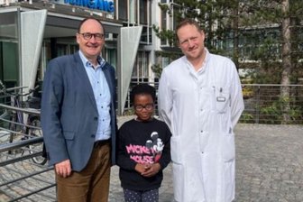 Chemnitzer Ärzte helfen Angelina auf die Beine - Angelina (Mitte) kann nach der Operation fast schmerzfrei laufen. Zum Abschied aus den Zeisigwaldkliniken Bethanien Chemnitz freuen sich mit ihr der Theologische Geschäftsführer Michael Veihelmann (links) und der Leitende Oberarzt und Kinderorthopäde Dr. Fabian Kübler.