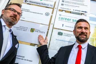 Chemnitzer Agentur soll Motor für Fachkräftesicherung werden - Martin Dulig (rechts), Minister für Wirtschaft und Arbeit in Sachsen, und Klaus-Peter Hansen, Geschäftsführer der Regionaldirektion Sachsen der Bundesagentur für Arbeit, haben in Bernsdorf das Zentrum für Fachkräftesicherung und Gute Arbeit (Zefas) eingeweiht.