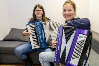 Chemnitzer Akkordeon-Orchester: Lampenfieber vor einem großen Konzert und Spurensuche in Südostasien - Sophia Colditz und Konstanze Irmscher (v. l.) kamen vor zwei Jahren zu den Akkordeon Harmonists und nehmen seitdem regelmäßig an Konzerten teil. Das Lampenfieber vor dem Jahreshighlight war auch dieses Mal wieder da.