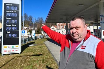 Chemnitzer an der Belastungsgrenze: Wenn der Dieselpreis die Existenz gefährdet - Tankstellen-Pächter Sergej Schumacher aus Harthau profitiert nicht von den hohen Spritkosten. Er arbeitet auf Provisionsbasis und ärgert sich auch. 