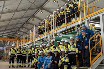 Chemnitzer Anlagen-Entwickler baut Chemiebetrieb in Portugal - Mitarbeiter von CAC Engineering (rechts), Asahi Kasei und Bondalti Chemicals im neuen Chemie-Werk.