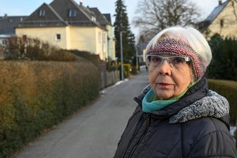 Chemnitzer Anwohner-Protest gegen Parkverbot: Rathaus misst noch einmal nach – und nun? - Monika Spranger aus Rabenstein ist sauer: Tagsüber dürfen hier keine Autos mehr stehen.