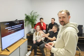 Chemnitzer App übersetzt Jobtitel: Was ist ein „Quality Mindset Manager“ oder ein „Return Management Specialist“? - Das fünfköpfige Jobswop-Team: Vorn Felix Nawroth, dahinter Jenny Schuster und Frank Burian, hinten Karl Max Müller (links) und André Schreiter.
