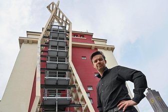 Chemnitzer Architektur: Bewegte Formen und schiefe Winkel - Architekt Rico Sprenger vor der Rettungstreppe im Wirkbau-Komplex, die er entworfen hat.