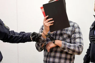 Chemnitzer Armbrustschütze zu fünfeinhalb Jahren Gefängnis verurteilt - Insgesamt fünf Jahre und sechs Monate muss der 32-jährige Chemnitzer ins Gefängnis. Einen Teil hat er mit der Untersuchungshaft schon abgesessen.