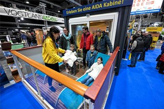 Chemnitzer auf Entdeckungsreise: Exotische Reiseziele im Trend - Probeliegen in einer Kabine auf dem Kreuzfahrtschiff „Aida“. Eine Familie aus dem Erzgebirge liebäugelt mit einer Tour nach Norwegen.