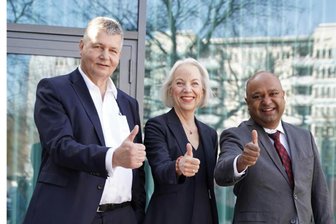 Chemnitzer Augenklinik bekommt neuen Chefarzt - Die bisherige Chefärztin und ihr Nachfolger: Katrin Engelmann kennt Vinodh Kakkassery (rechts) aus Hamburg. Ralf Steinmeier ist der medizinische Geschäftsführer des Klinikums.