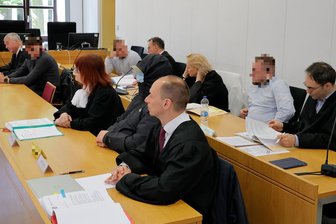 Chemnitzer Ausschreitungen 2018: 13 Prozesstage, 52 Zeugen – welche Beweise vorliegen - Die vier Angeklagten und ihre Verteidiger beim Start des Prozesses im Sitzungssaal am Landgericht Chemnitz.