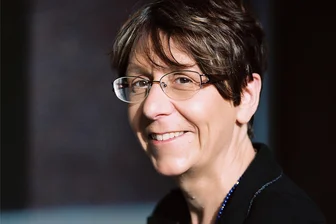 Chemnitzer Autorin präsentiert „Glückshaut“ in der Stadtbibliothek Freiberg - Autorin Kerstin Hensel liegt am 23. April, 19 Uhr in der Stadtbibliothek Freiberg aus ihrem Roman "Glückshaut".